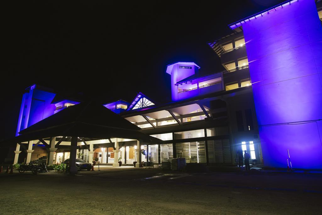 Sand & Sandals Desaru Beach Resort & Spa Exterior photo The National Museum of Singapore at night